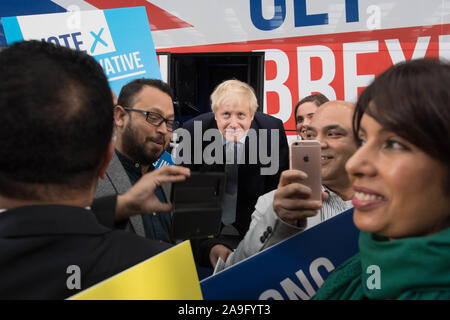 Premierminister Boris Johnson bei der Enthüllung der Konservativen Partei battlebus in Middleton, Greater Manchester. PA-Foto. Bild Datum: Freitag, 15. November 2019. Siehe PA Geschichte Politik Wahl. Foto: Stefan Rousseau/PA-Kabel Stockfoto