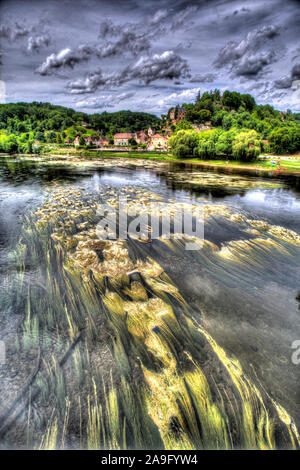 Dorf Limeuil, Frankreich. Künstlerische Ansicht des Dorfes Limeuil, mit dem Fluss Dordogne im Vordergrund. Stockfoto