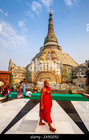 Ein buddhistischer Mönch Am Werawsana Jade Pagode, Amarapura, Mandalay, Myanmar. Stockfoto