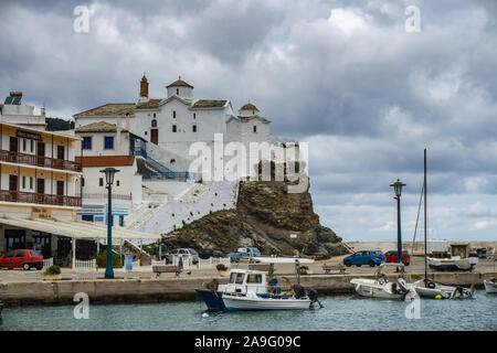 Iconic Blick auf Skopelos Stadt und der Kirche der Jungfrau Maria bekannt als panagitsa von Pyrgos bei Sonnenuntergang. Sporaden, Ägäis, Griechenland. Stockfoto