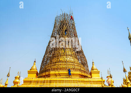 Bauarbeiter arbeiten an der Sandamuni Paya, Mandalay, Myanmar. Stockfoto