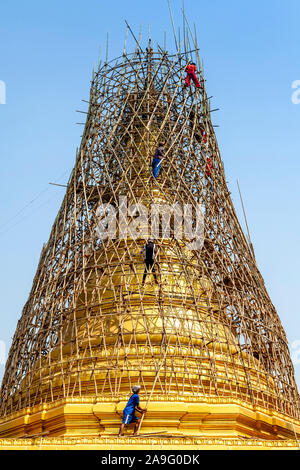 Bauarbeiter arbeiten an der Sandamuni Paya, Mandalay, Myanmar. Stockfoto