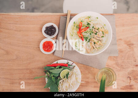 Pho Bo-vietnamesischen frischen Reis Nudelsuppe mit Rindfleisch, Kräuter und Chili. Lieferbar wird gegossen. Vietnams Nationalgericht. Stockfoto