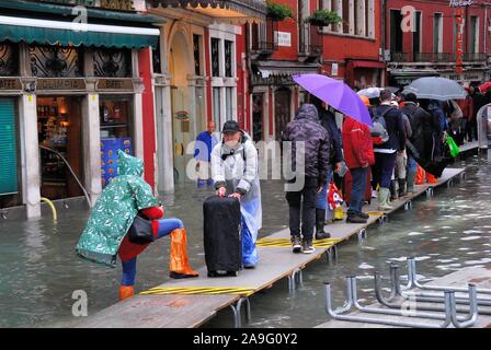 Venedig, Freitag, 15. November. 160 cm hoch Wasser verursacht Schäden und Unannehmlichkeiten für die Bevölkerung. Für eine Woche die Stadt kämpft mit dem Phänomen der hohen Wasser wurde. Stockfoto