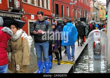 Venedig, Freitag, 15. November. 160 cm hoch Wasser verursacht Schäden und Unannehmlichkeiten für die Bevölkerung. Für eine Woche die Stadt kämpft mit dem Phänomen der hohen Wasser wurde. Stockfoto