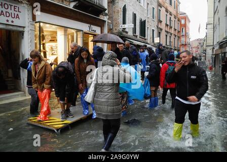 Venedig, Freitag, 15. November. 160 cm hoch Wasser verursacht Schäden und Unannehmlichkeiten für die Bevölkerung. Für eine Woche die Stadt kämpft mit dem Phänomen der hohen Wasser wurde. Stockfoto