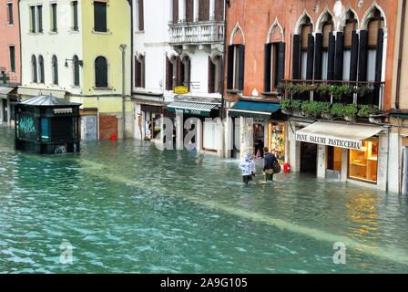 Venedig, Freitag, 15. November. 160 cm hoch Wasser verursacht Schäden und Unannehmlichkeiten für die Bevölkerung. Für eine Woche die Stadt kämpft mit dem Phänomen der hohen Wasser wurde. Stockfoto