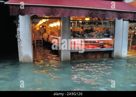 Venedig, Freitag, 15. November. 160 cm hoch Wasser verursacht Schäden und Unannehmlichkeiten für die Bevölkerung. Für eine Woche die Stadt kämpft mit dem Phänomen der hohen Wasser wurde. Stockfoto