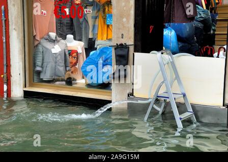 Venedig, Freitag, 15. November. 160 cm hoch Wasser verursacht Schäden und Unannehmlichkeiten für die Bevölkerung. Für eine Woche die Stadt kämpft mit dem Phänomen der hohen Wasser wurde. Stockfoto