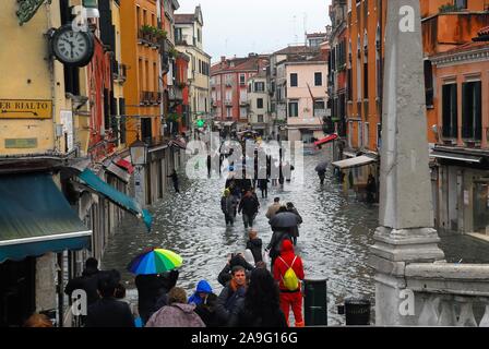 Venedig, Freitag, 15. November. 160 cm hoch Wasser verursacht Schäden und Unannehmlichkeiten für die Bevölkerung. Für eine Woche die Stadt kämpft mit dem Phänomen der hohen Wasser wurde. Stockfoto