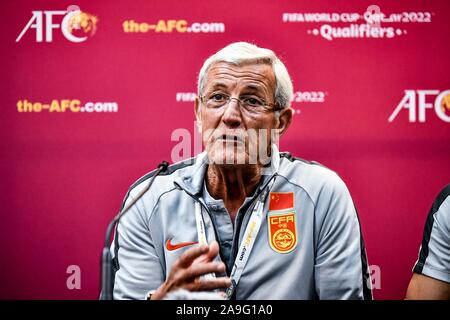 Italienischen Fußball Manager Marcello Lippi nimmt an der Pressekonferenz nach dem Spiel zwischen China und Syrien in Dubai, Vereinigte Arabische Emirate, 14. November 2019. Marcello Lippi hat als Head Coach der China National Team, nachdem er seine Seite Schlupf zu einem Verlust 2-1 nach Syrien in der Qualifikation für die WM 2022 in Dubai am Donnerstag zurückgetreten. (Reuters) Stockfoto