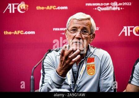 Italienischen Fußball Manager Marcello Lippi nimmt an der Pressekonferenz nach dem Spiel zwischen China und Syrien in Dubai, Vereinigte Arabische Emirate, 14. November 2019. Marcello Lippi hat als Head Coach der China National Team, nachdem er seine Seite Schlupf zu einem Verlust 2-1 nach Syrien in der Qualifikation für die WM 2022 in Dubai am Donnerstag zurückgetreten. (Reuters) Stockfoto