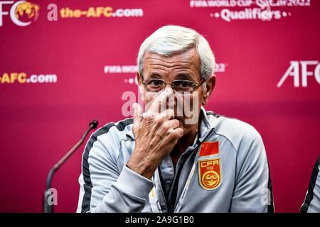 Italienischen Fußball Manager Marcello Lippi nimmt an der Pressekonferenz nach dem Spiel zwischen China und Syrien in Dubai, Vereinigte Arabische Emirate, 14. November 2019. Marcello Lippi hat als Head Coach der China National Team, nachdem er seine Seite Schlupf zu einem Verlust 2-1 nach Syrien in der Qualifikation für die WM 2022 in Dubai am Donnerstag zurückgetreten. (Reuters) Stockfoto