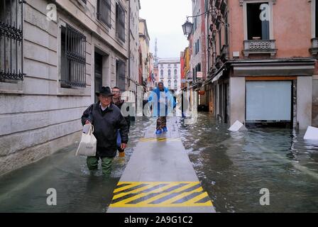 Venedig, Freitag, 15. November. 160 cm hoch Wasser verursacht Schäden und Unannehmlichkeiten für die Bevölkerung. Für eine Woche die Stadt kämpft mit dem Phänomen der hohen Wasser wurde. Stockfoto