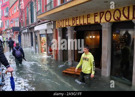 Venedig, Freitag, 15. November. 160 cm hoch Wasser verursacht Schäden und Unannehmlichkeiten für die Bevölkerung. Für eine Woche die Stadt kämpft mit dem Phänomen der hohen Wasser wurde. Stockfoto