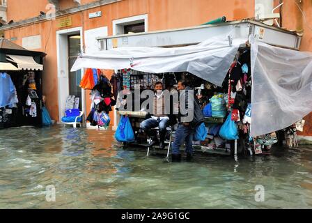 Venedig, Freitag, 15. November. 160 cm hoch Wasser verursacht Schäden und Unannehmlichkeiten für die Bevölkerung. Für eine Woche die Stadt kämpft mit dem Phänomen der hohen Wasser wurde. Stockfoto