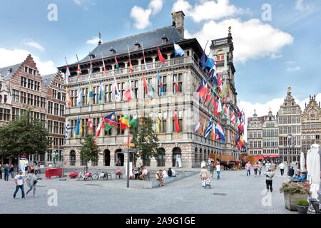 Antwerpen, Belgien - Fassade voller Flaggen der historischen Rathaus am großen Markt (Grote Markt) in Antwerpen Stockfoto