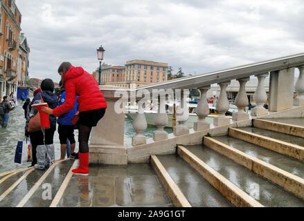 Venedig, Freitag, 15. November. 160 cm hoch Wasser verursacht Schäden und Unannehmlichkeiten für die Bevölkerung. Für eine Woche die Stadt kämpft mit dem Phänomen der hohen Wasser wurde. Stockfoto