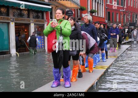 Venedig, Freitag, 15. November. 160 cm hoch Wasser verursacht Schäden und Unannehmlichkeiten für die Bevölkerung. Für eine Woche die Stadt kämpft mit dem Phänomen der hohen Wasser wurde. Stockfoto