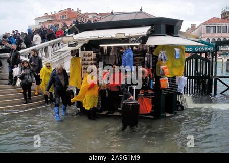 Venedig, Freitag, 15. November. 160 cm hoch Wasser verursacht Schäden und Unannehmlichkeiten für die Bevölkerung. Für eine Woche die Stadt kämpft mit dem Phänomen der hohen Wasser wurde. Stockfoto