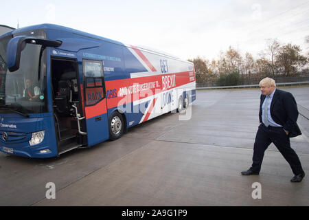 Premierminister Boris Johnson bei der Enthüllung der Konservativen Partei battlebus in Middleton, Greater Manchester. PA-Foto. Bild Datum: Freitag, 15. November 2019. Siehe PA Geschichte Politik Wahl. Foto: Stefan Rousseau/PA-Kabel Stockfoto