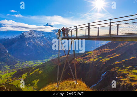 Grindelwald, Schweiz sky Cliff Walk Brücke auf den ersten Gipfel der Schweizer Alpen Berge, Schnee, Gipfel Panorama, Sonne und grüne Tal, Jungfraujoch Stockfoto