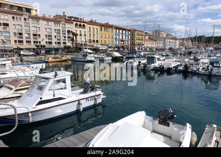 Port Vendres, Frankreich - Hafen mit Boote und Häuser in Port Vendres an der Cote Vermeille, im Süden Frankreichs Stockfoto