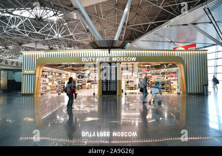 Moskau, Russland - 8. Juni. 2019. Duty Free Shop am Flughafen Vnukovo Stockfoto