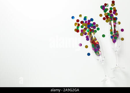 Sektgläser mit Glitzer auf weißem Hintergrund, Platz für Text Stockfoto