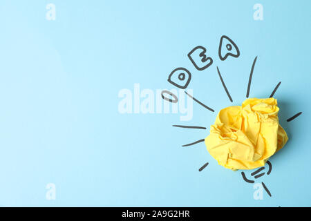 Gezeichnet Glühbirne und Papier Kugel auf blauem Hintergrund. Gute Idee, Konzept Stockfoto