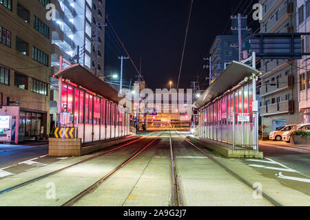 Die Straßenbahn Ujinanichome Station auf Ujina-dori Ave in der Nacht in Hiroshima, Japan. Stockfoto