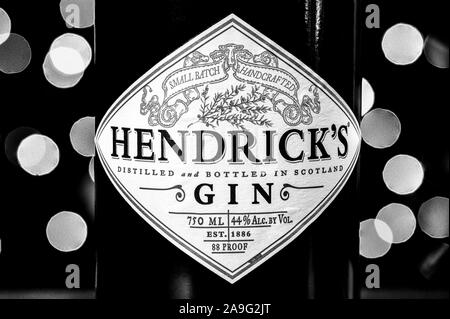 Hendrick's Gin Flasche vor der Weihnachtsbeleuchtung. Hendrick's Gin hat von William Grant & Söhne an der Girvan Distillery erstellt seit 1999. Stockfoto