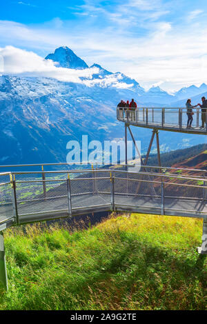 Grindelwald, Schweiz - Oktober 10, 2019: Menschen auf Sky Cliff Walk Metal Bridge auf den ersten Gipfel der Schweizer Alpen Berge, Schnee, Gipfel Panorama, Berner Stockfoto