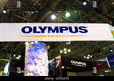 NEW YORK CITY - Oktober 24, 2019: Blick auf die Olympus Anzeige an die 2019 PhotoPlus Expo in New York City, Stockfoto