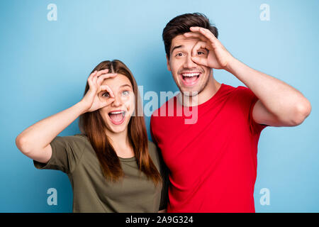 Portrait von lustig fröhlichen funky zwei verheiratete Leute okay melden Fernglas beobachten Nachbarn erstaunt aufgeregt Verschleiß lässigen Stil Kleidung zeigen, isoliert Stockfoto