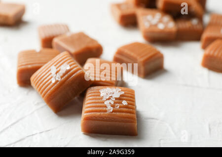 Gesalzen Karamell Bonbons auf weißem Hintergrund, Nahaufnahme und kopieren Raum Stockfoto