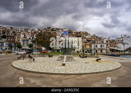 Denkmal des unbekannten Seemann, der Stadt Skopelos Hafen gegen die starke Bewölkung auf der griechischen Insel Skopelos, Sporaden, Griechenland Stockfoto