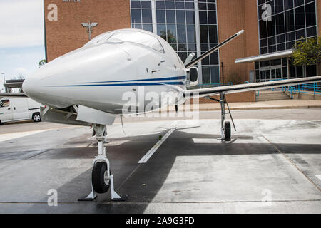 Eigenes Flugzeug geparkt draußen vor einem Gebäude. Stockfoto