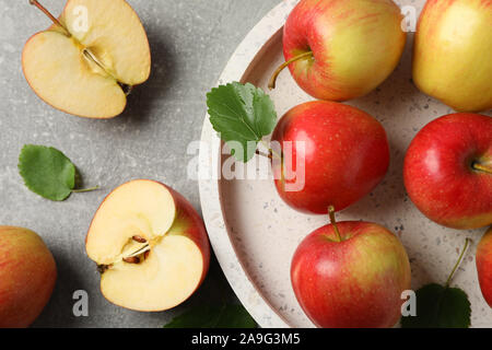 Rote Äpfel auf grauem Hintergrund, Ansicht von oben Stockfoto