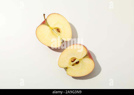 Hälften von Apple auf weißem Hintergrund, Platz für Text Stockfoto