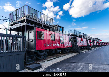 Außerhalb der Universität von Louisville Papa John's Cardinal-Stadion, sitzen unbeweglich Waggons für tailgating Zwecke vor Fußball-Spiele gedacht. Stockfoto