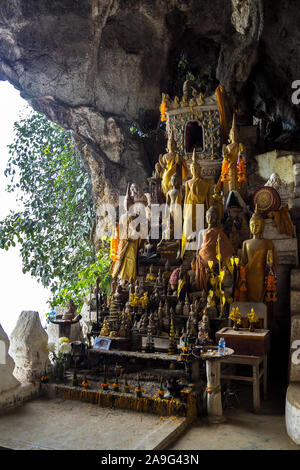 Hunderte von Buddha Statuen in Höhlen von Pak Ou, Luang Prabang in Laos. Stockfoto