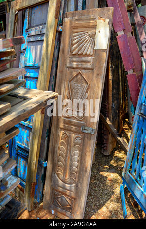 Geschnitzte alte Holztür Stockfoto