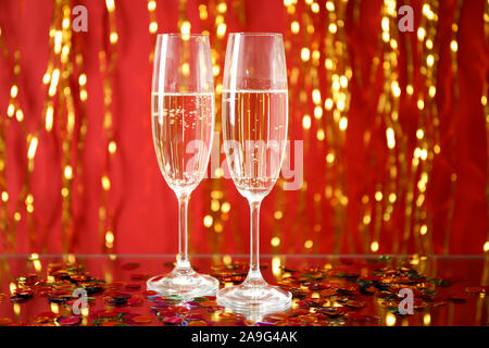 Champagner Gläser gegen Farbe Hintergrund mit goldenen Bändern, Platz für Text Stockfoto