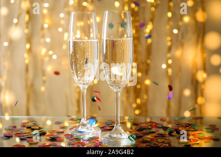 Champagner Gläser gegen Hintergrund mit goldenen Bändern, Platz für Text Stockfoto