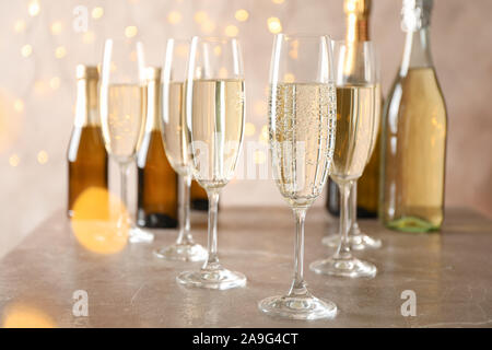 Champagner Gläser und Flaschen auf gestalteten Hintergrund, Platz für Text Stockfoto