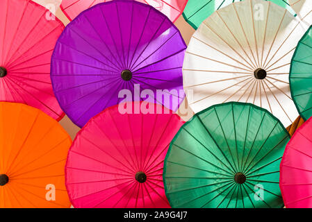 Handgefertigte dekorative Regenschirme aus Papier, Chiang Mai, Thailand Stockfoto