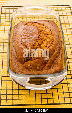 Laib hausgemachte Kürbis Brot, das heiß aus dem Ofen ist. Diese süßen Brot wird in transparente Auflaufform. Stockfoto