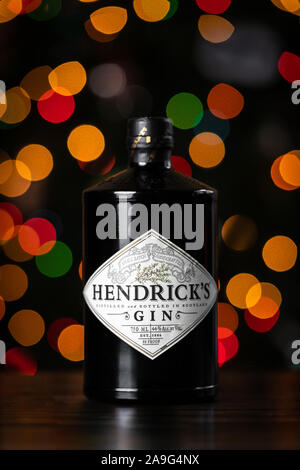 Hendrick's Gin Flasche vor der Weihnachtsbeleuchtung. Hendrick's Gin hat von William Grant & Söhne an der Girvan Distillery erstellt seit 1999. Stockfoto