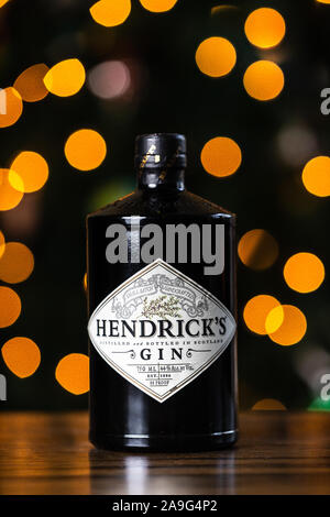 Hendrick's Gin Flasche vor der Weihnachtsbeleuchtung. Hendrick's Gin hat von William Grant & Söhne an der Girvan Distillery erstellt seit 1999. Stockfoto